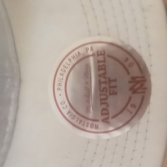 Mitchell And Ness 76ers Silver Hat - Picture 4 of 4